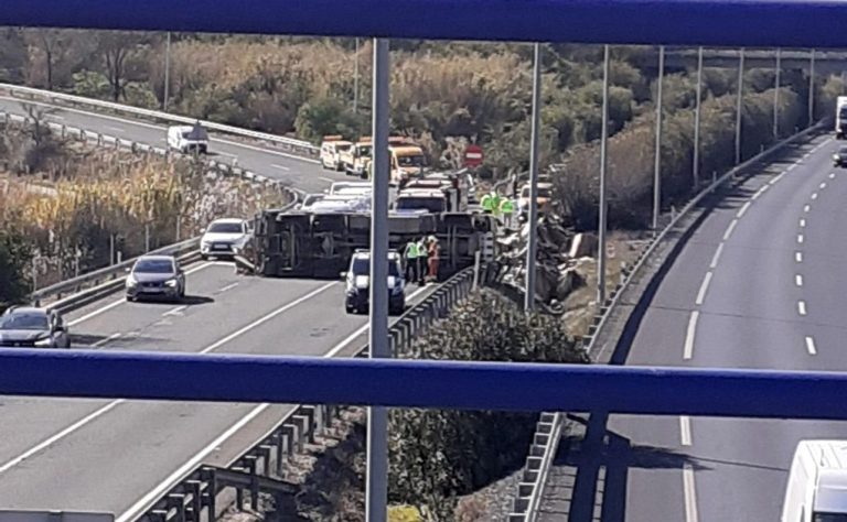 <strong>Un hombre herido al volcar un camión cargado de cartones en Bollullos Par del Condado</strong>