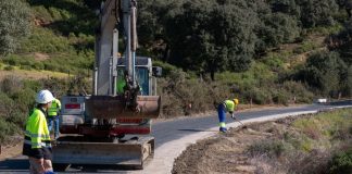 La presidenta de la Diputación visita las obras en la carretera de la aldea Las Veredas en Almonaster La Real