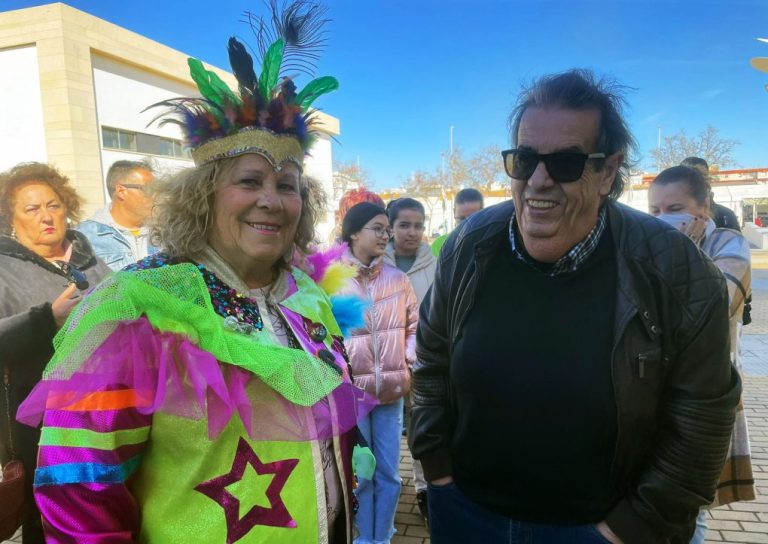 Las placas de los premios ‘Patitas’ y ‘Pito de caña’ 2023 ya lucen en la fachada del teatro de Isla Cristina