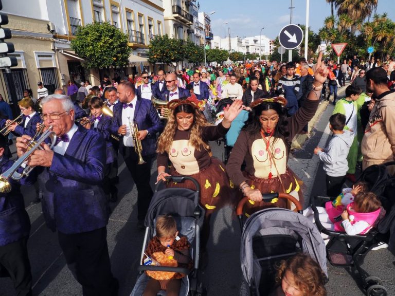 Los más pequeños se echan a las calles de Ayamonte para disfrutar del Martes de Carnaval