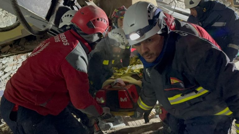 Bomberos de Huelva rescatan en Turquía a una joven con vida junto con el resto de la expedición de BUSF
