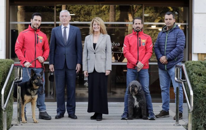 La presidenta del Puerto de Huelva se reúne con un grupo de bomberos, que acaban de regresar de la zona afectada por el seísmo