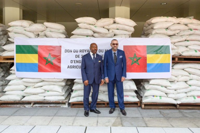 SM el Rey de Marruecos se entrevista con el presidente Ali Bongo Ondimba y entrega una donación de fertilizantes en beneficio de agricultores gaboneses