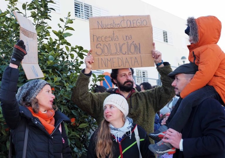 Retrasan la entrada a clase en El Rompido para protestar por la «inseguridad» que para el alumnado supone las obras de ampliación del centro