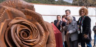 La escultura de una gran rosa en el cementerio de Higuera rinde homenaje a las víctimas de la represión franquista