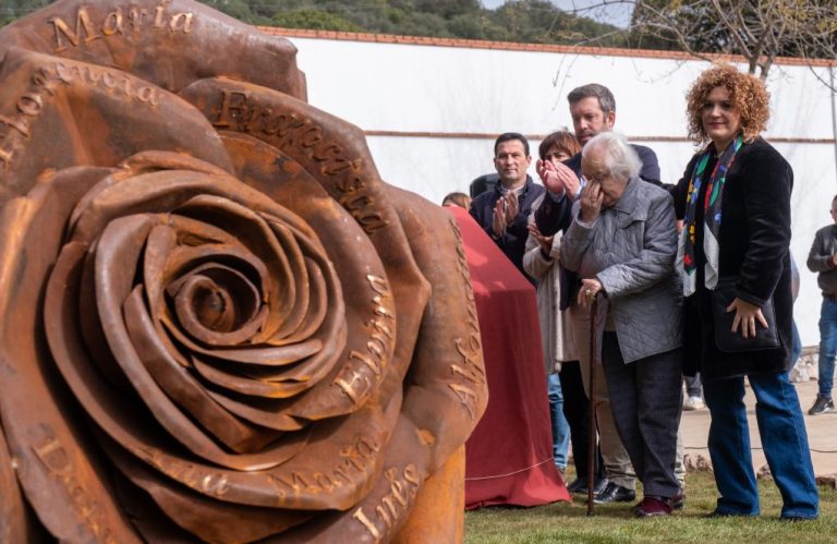 La escultura de una gran rosa en el cementerio de Higuera rinde homenaje a las víctimas de la represión franquista