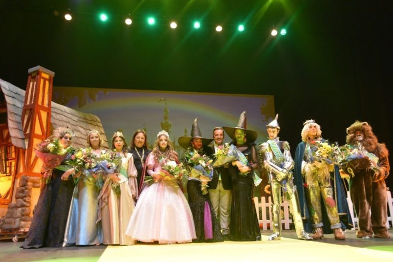 Punta Umbría corona a su Corte de Honor del Carnaval de la Luz 2023