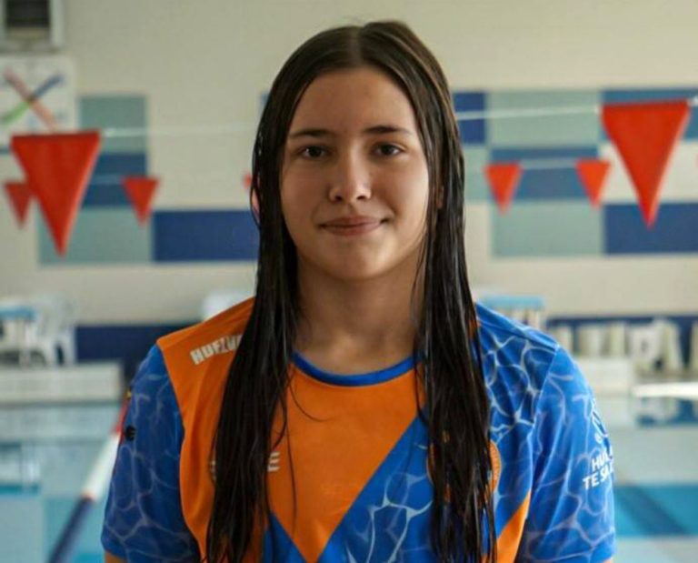 La nadadora cartayera Julia Arribas logra la marca mínima para participar en el Andaluz Infantil de Verano