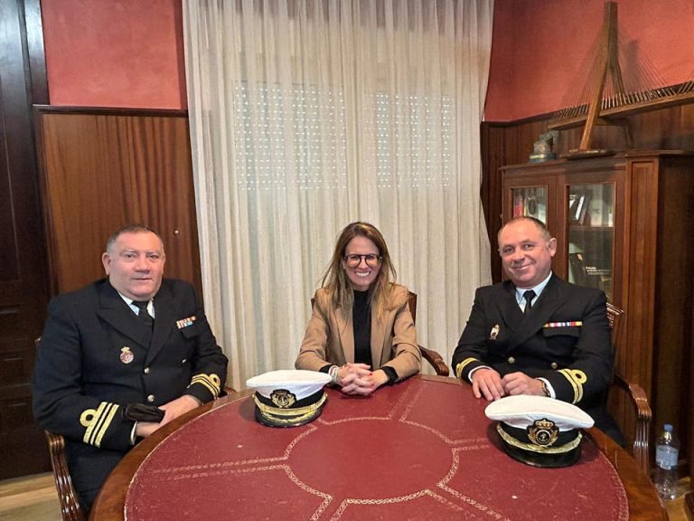 <strong>La alcaldesa de Ayamonte recibe al nuevo comandante del patrullero P-114</strong>