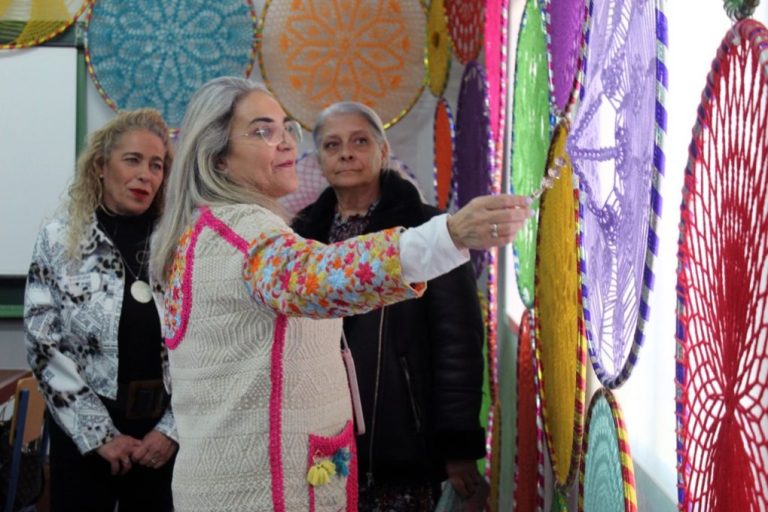 Mujeres de Cartaya y El Rompido exponen nuevas creaciones con más de 1.000 aros de croché