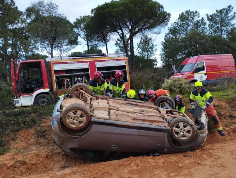 Una persona herida en el vuelco de un coche cerca del complejo Nazart, en Moguer