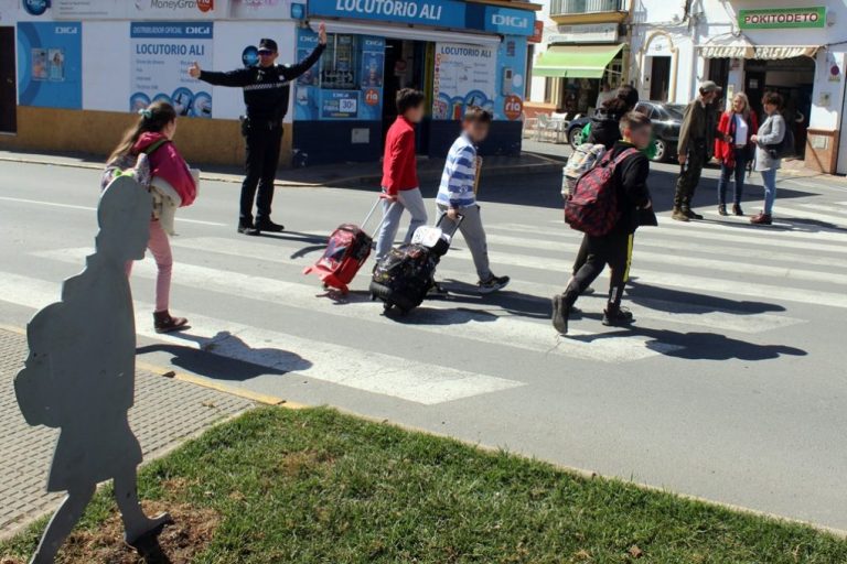 Cartaya instala figuras infantiles junto a los pasos de peatones para mejorar la seguridad vial