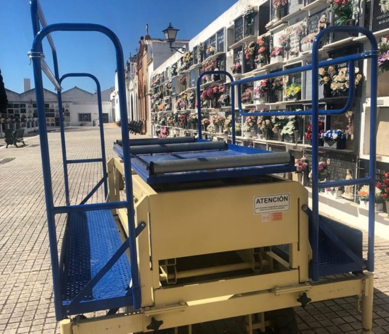 Ayamonte incorpora una nueva máquina elevadora portaféretros para su cementerio