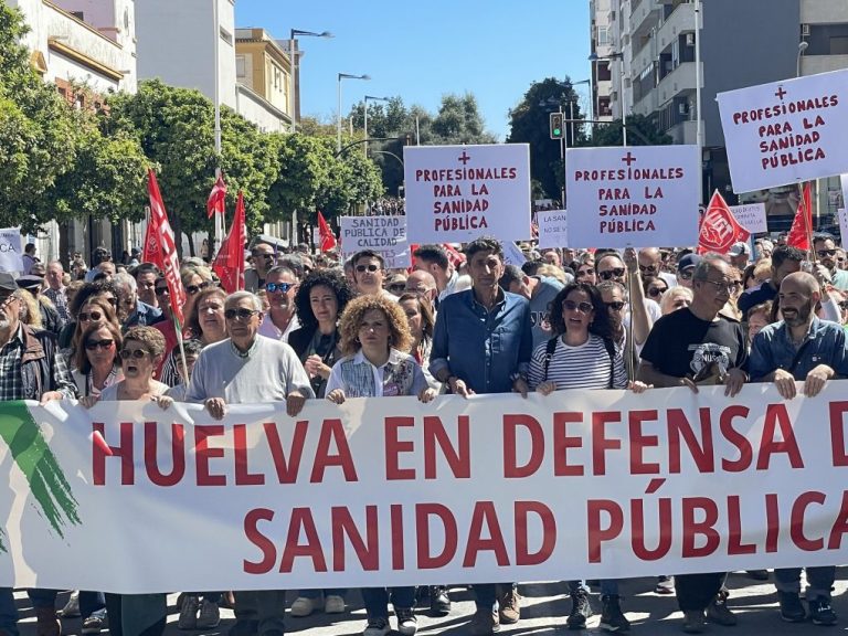 <strong>Unas 5.000 personas salen a la calle en Huelva en defensa de la Sanidad Pública</strong>