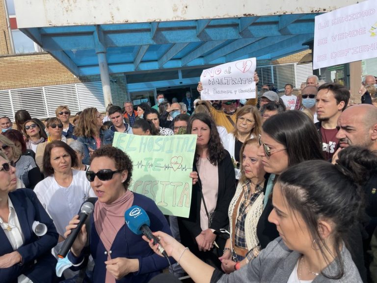 Profesionales sanitarios y vecinos protestan por el cierre de una planta del Hospital de Riotinto