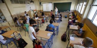 Denuncian un recorte de unidades de la escuela pública por la Junta en Huelva
