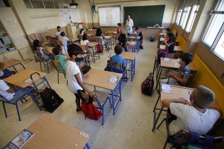 Denuncian un recorte de unidades de la escuela pública por la Junta en Huelva