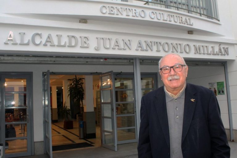 Juan Antonio Millán disfruta de la rotulación del teatro de Cartaya con su nombre