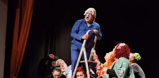Los alosneros ‘Ricobaco’ arrancan risas en Ayamonte con su representación de ‘Esperando a Gregorio’