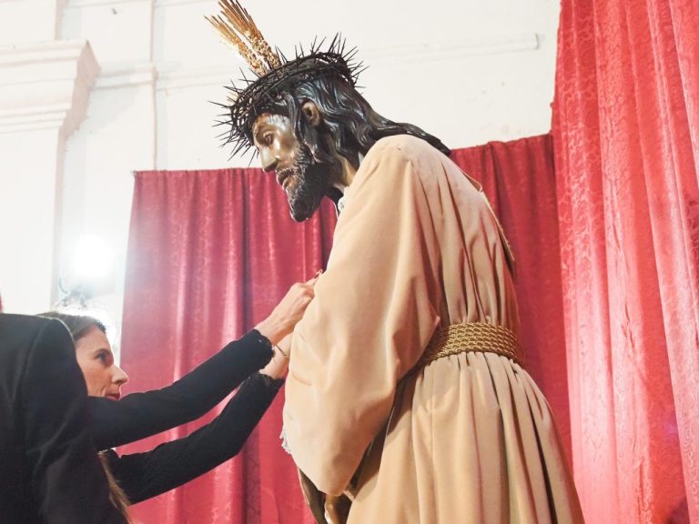 La alcaldesa de Ayamonte impone la Medalla de la Ciudad a la imagen de Jesús Cautivo