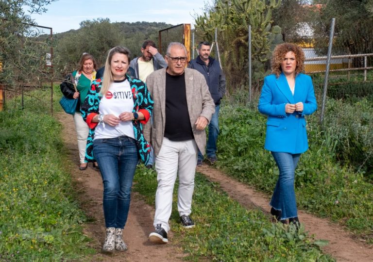 Los presidentes de Diputación y Confederación del Guadalquivir visitan los sondeos de pozos hídricos en Cala