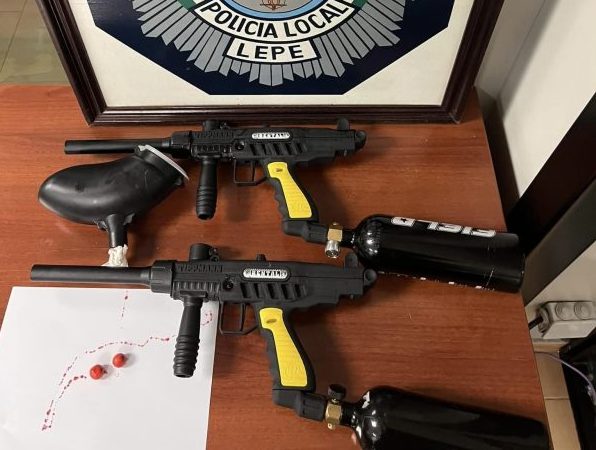 Identifican a varios jóvenes en Lepe por vandalizar viviendas con armas de paintball