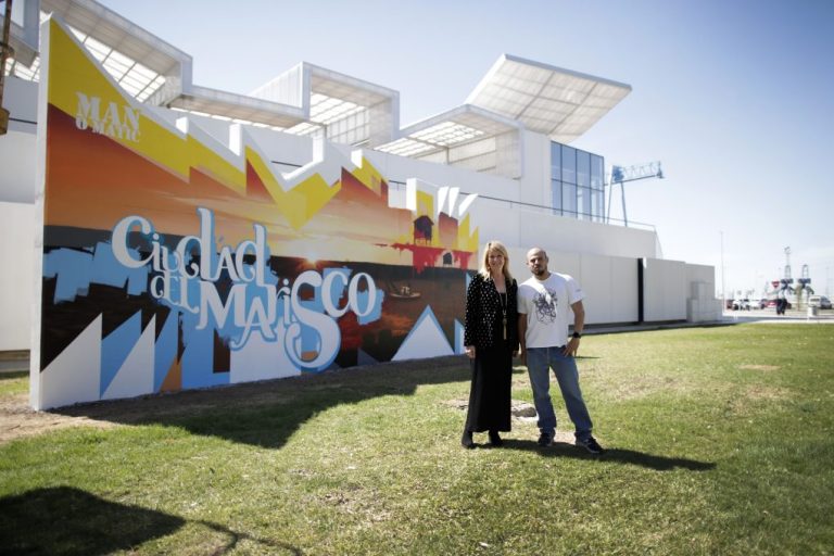 El mural de Manomatic ya puede contemplarse junto a la Ciudad del Marisco del Puerto de Huelva