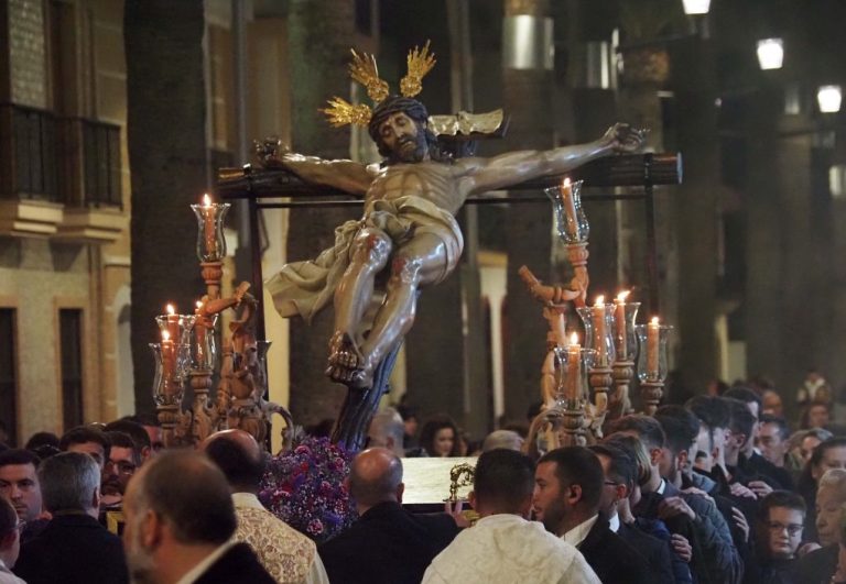 Isla Cristina acompaña al Cristo de la Buena Muerte en el Viacrucis oficial de Hermandades