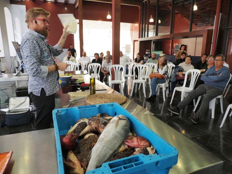 <strong><em>Dani del toro cocina en Isla Cristina sapos, gallinetas y otras especies de descarte para poner en valor el pescado fresco de lonja</em></strong>