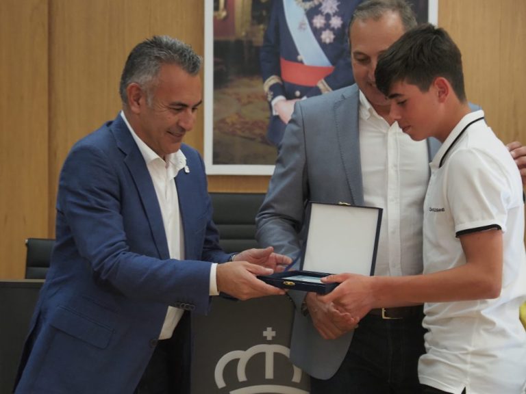 Isla Cristina recibe a los futbolistas locales que han participado en el Andaluz de selecciones provinciales
