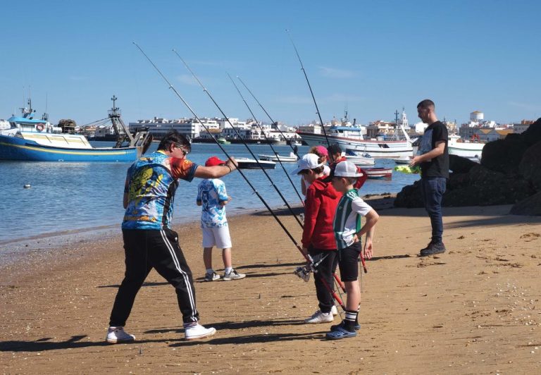 Una treintena de menores participan en un curso de pesca con caña en Isla Cristina