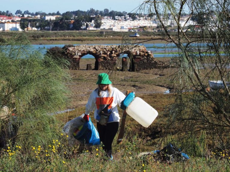 Cien voluntarios retiran casi 5.000 kilos de ‘basuraleza’ de las marismas de Isla Cristina