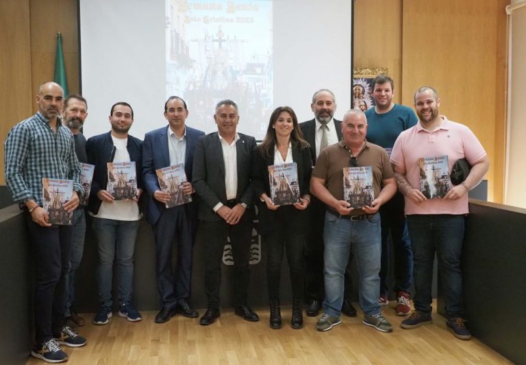 Consejo de hermandades y Ayuntamiento presentan la revista de la Semana Santa de Isla Cristina 2023