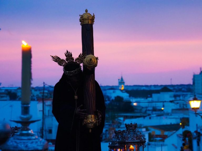 Nuestro Padre Jesús Nazareno recorre su barrio de la Villa en el Viacrucis de la Semana Santa de Ayamonte
