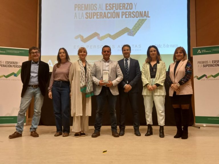 La Consejería premia a 20 estudiantes por el esfuerzo y superación personal en las enseñanzas de ESO para adultos