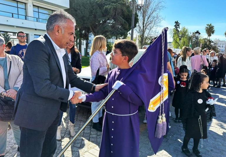 Unos 200 escolares de Isla Cristina sacan al Cristo de los Carmelitos en su particular Semana Santa