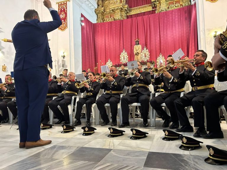 <strong>La Agrupación Musical Cristo de la Buena Muerte de Ayamonte estrena uniforme</strong>