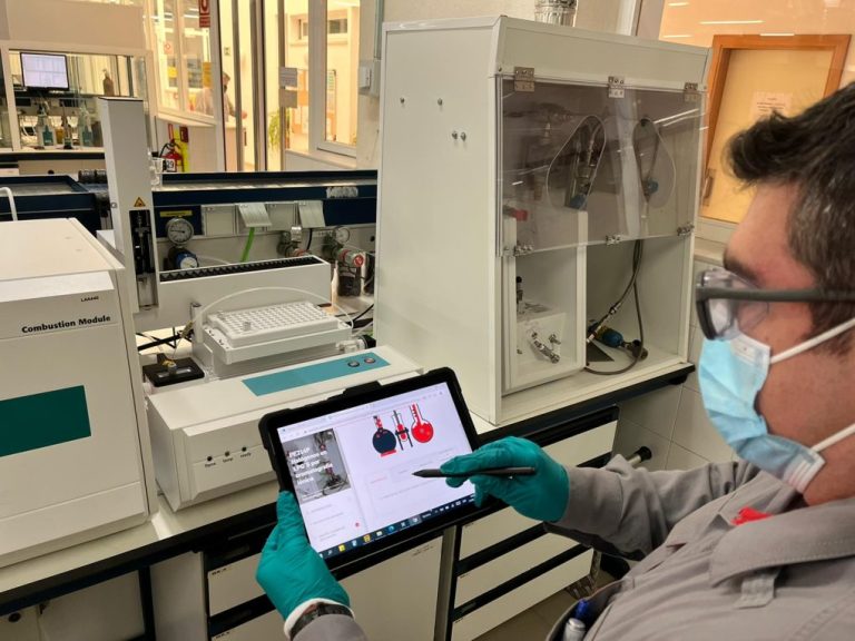 Cepsa virtualiza el aprendizaje de los ensayos analíticos en sus laboratorios
