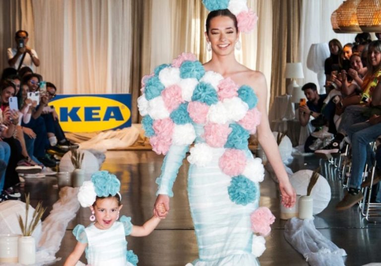 Una joven de Ayamonte gana un concurso de Ikea y flamenco con un traje hecho con esponjas y cortinas de baño