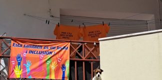 Tendederos, escaparates, balcones y azoteas de Ayamonte se tiñen de naranja para exigir a la Junta que atienda a niños con necesidades especiales