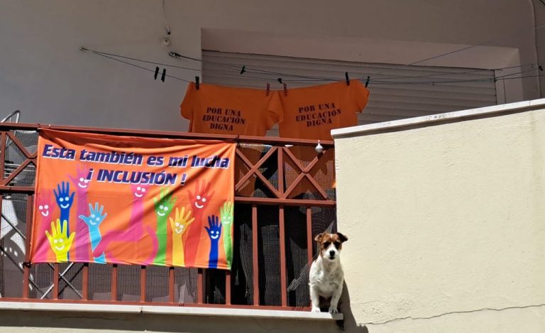 Tendederos, escaparates, balcones y azoteas de Ayamonte se tiñen de naranja para exigir a la Junta que atienda a niños con necesidades especiales