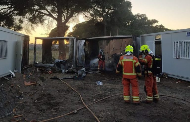 Un incendio arrasa varios módulos con viviendas prefabricadas en Cartaya
