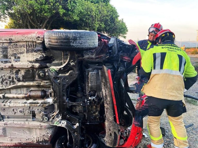 Una persona herida tras volcar el coche en el que viajaba en Moguer