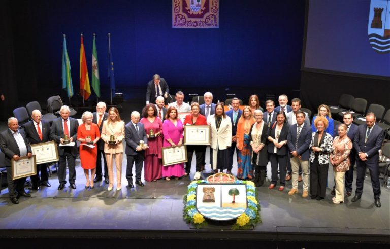Punta Umbría premia a sus ciudadanos más ilustres en el 60 aniversario de su constitución como municipio independiente