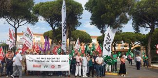 Protesta en la Residencia de Tiempo Libre de Punta Umbría por los recortes de la Junta de Andalucía