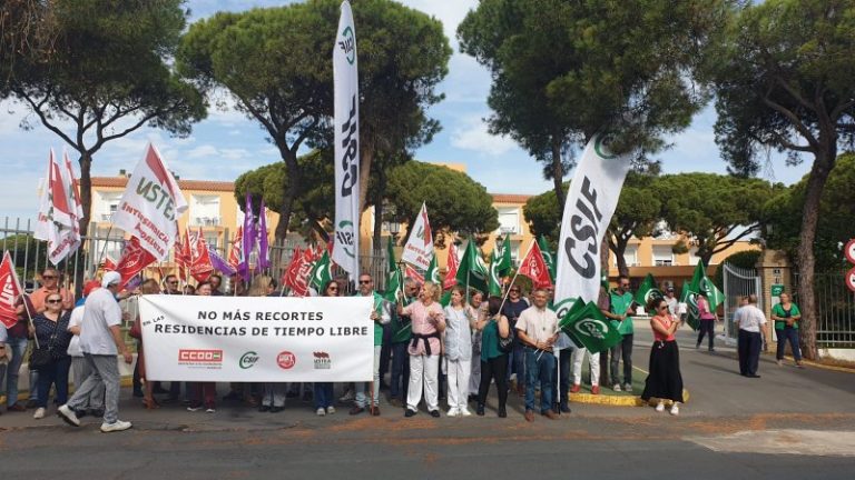 Protesta en la Residencia de Tiempo Libre de Punta Umbría por los recortes de la Junta de Andalucía