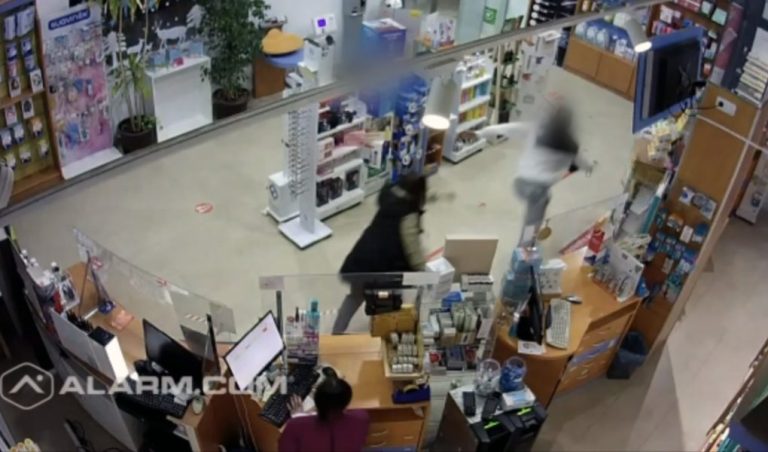 <strong>La clienta de una farmacia de El Portil resulta herida tras ser asaltada para robarle el bolso</strong>
