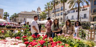 Las flores conquistan la Plaza onubense de Las Monjas con motivo de la Muestra de Primavera