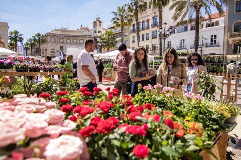 Las flores conquistan la Plaza onubense de Las Monjas con motivo de la Muestra de Primavera