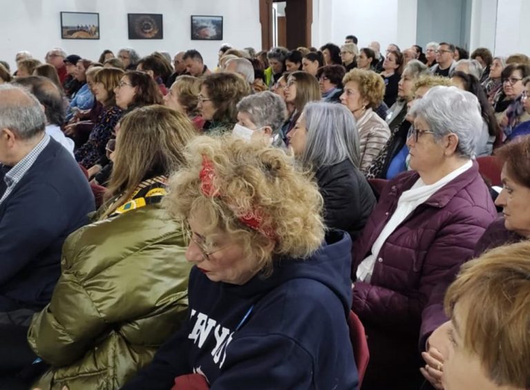 <strong>Mujer de mediana edad y con estudios secundarios, perfil principal de los lectores adultos en la provincia onubense</strong>